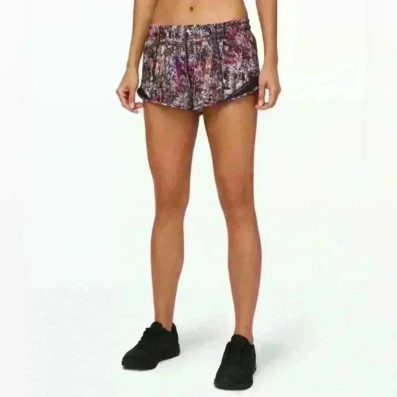 Lululemon Hotty Hot Short II *2.5"
Vitalize Multi / Black- 4 - very good shape - Picture 2 of 12